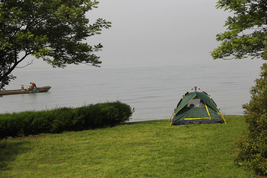 休闲帐篷湖边