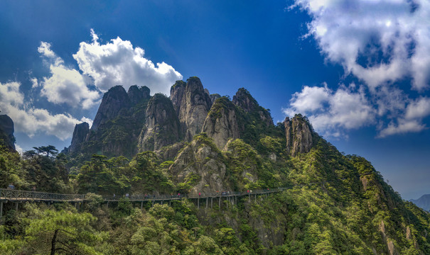 江西三清山群山叠嶂栈道全景