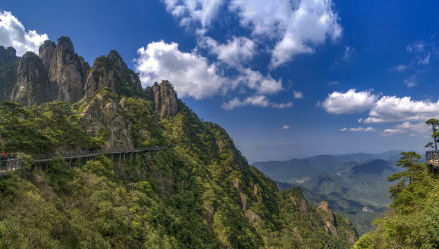 江西三清山群山栈道全景