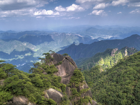 江西三清山山岩怪石松树