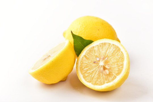 白色背景上的柠檬