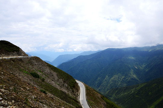 夹金山