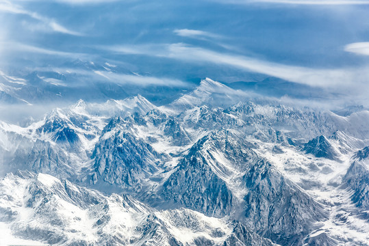 俯拍高山雪山