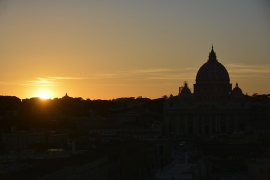 夕阳中的圣彼得大教堂