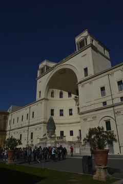蓝天下的梵蒂冈博物馆