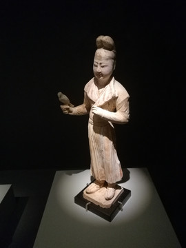 唐代彩绘陶器鹰人俑