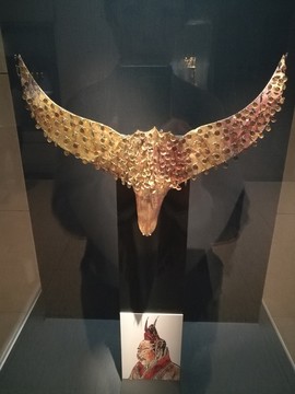 金制鸟翼形冠饰