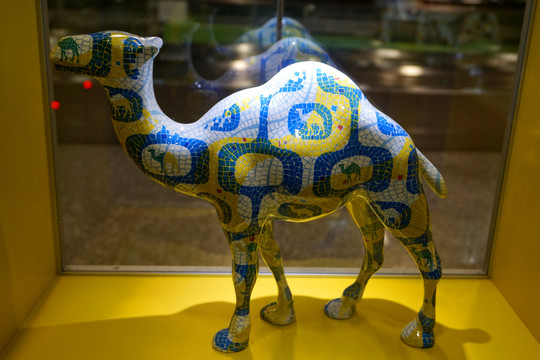 彩瓷骆驼工艺品摆件