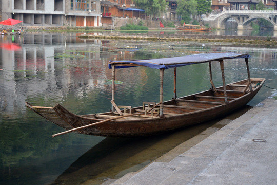 乡村古镇的小木船