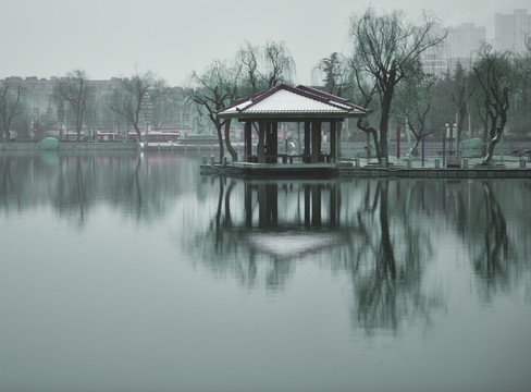 冬天城市湖泊景色