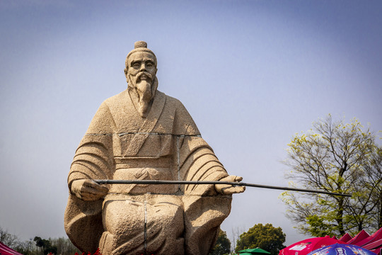 尚湖风景区姜太公钓鱼石雕像