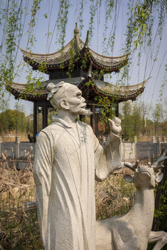尚湖风景区姜太公石雕像与子牙亭