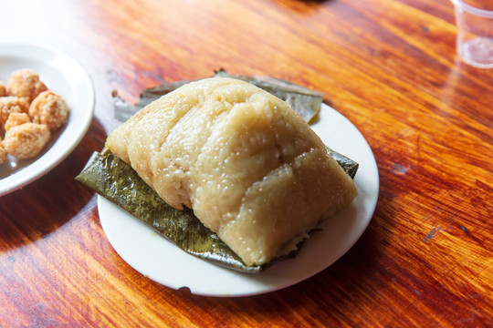 武鸣伊岭岩风景区风味小吃粽子