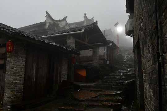 白天如黑夜的下雨瑶山