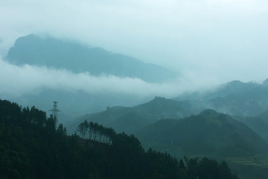 远山云雾水墨