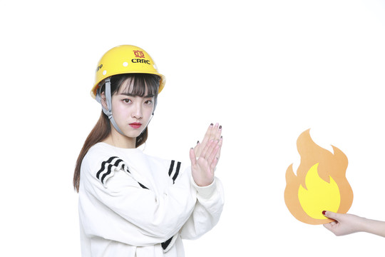 戴消防安全帽的女孩