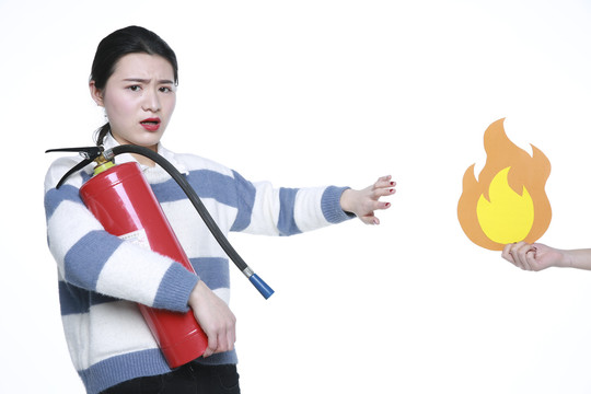 手拿着灭火器的女性