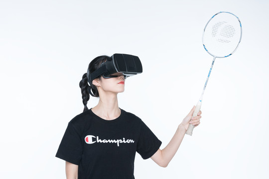 戴VR眼镜打羽毛球的女人