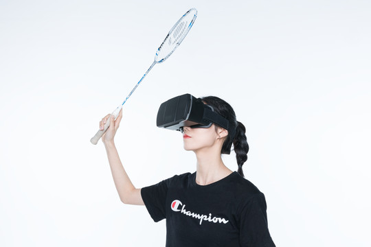 戴VR眼镜体验运动的女性