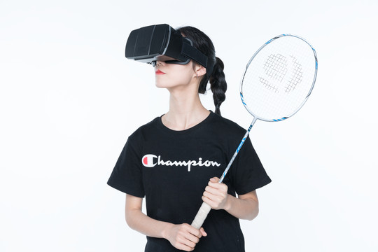 戴VR眼镜体验运动的女性