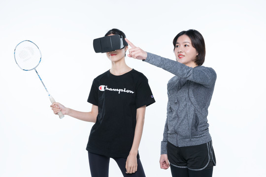 年轻女性体验VR眼镜设备