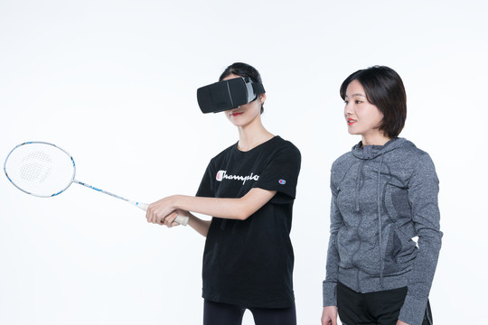 年轻女性体验VR眼镜设备