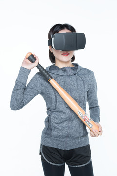 戴VR眼镜运动的女孩图片