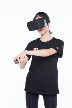 戴智能VR眼镜的女孩