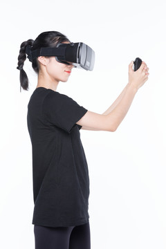 戴智能VR眼镜的女孩