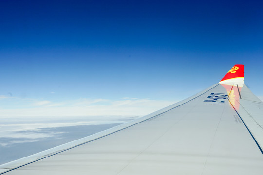 飞机窗外机翼与云海