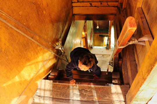 藏族小孩爬楼梯西藏拉萨