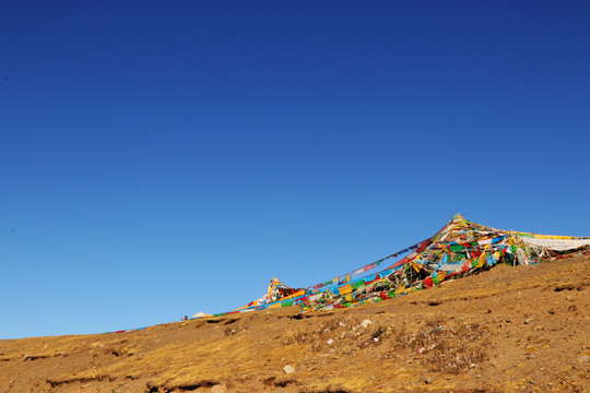 山坡上的经幡台西藏拉萨