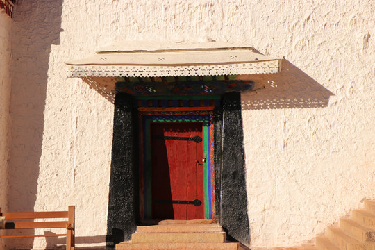 布达拉宫一角红色的门门框