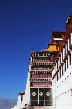 布达拉宫一角蓝天西藏拉萨