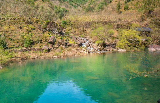 河流小溪旁