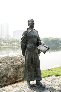 吴敏树雕像