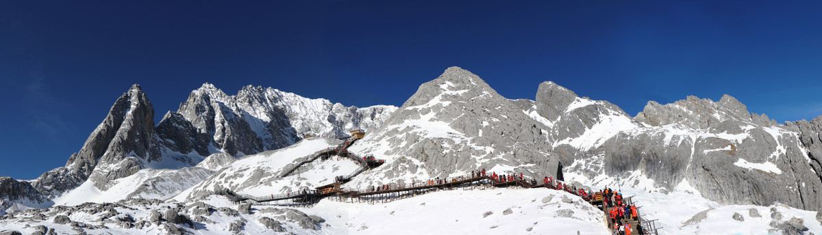 玉龙雪山积雪缆车栈道蓝天高山