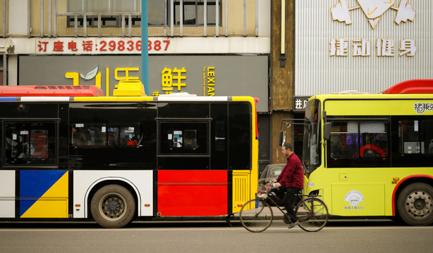 公交车公交车站骑自行车的人