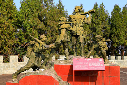 巴山女红军塑像