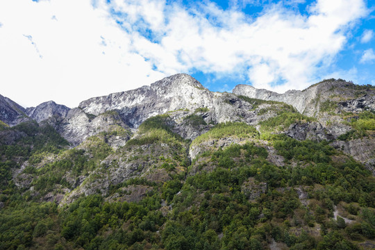 高山山崖