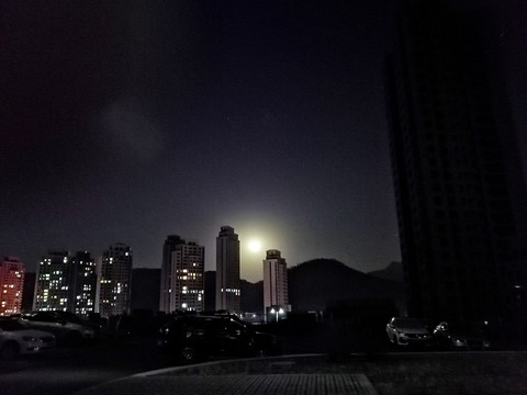 皎洁的月光照亮城市的夜晚