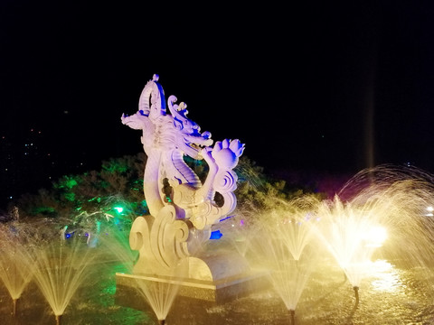 夜晚龙形雕塑喷泉