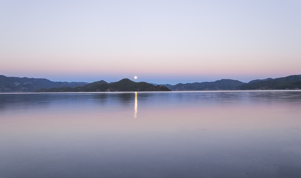 静谧的湖面