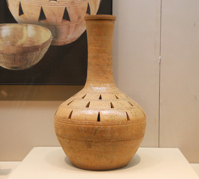 原始瓷镂空长颈瓶