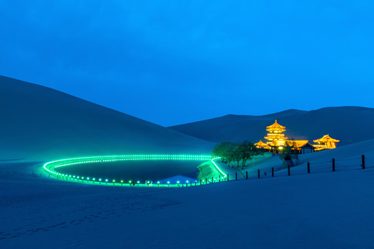 敦煌鸣沙山月牙泉夜景