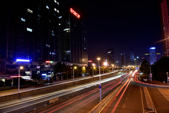 城市道路夜景图