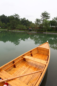 湖中船