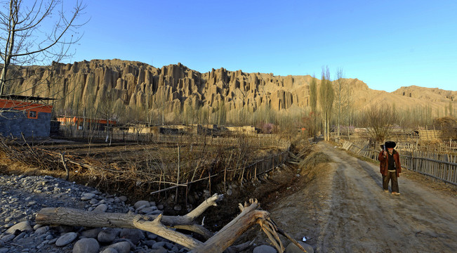 维吾尔山村