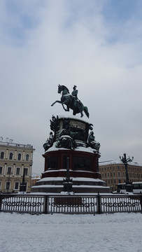 大雪中的尼古拉一世雕像