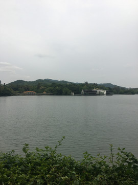 广州麓湖公园湖面风景